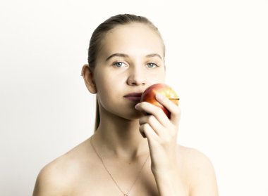 bir elma yemek güzel çıplak genç kadın. sağlıklı gıda - güçlü diş kavramı