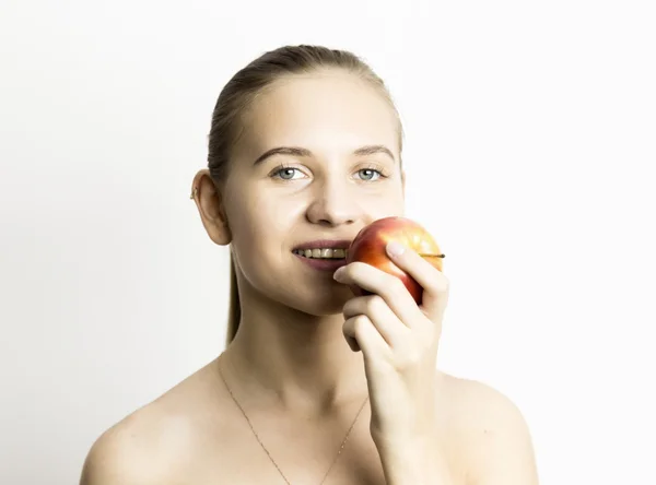 Hermosa mujer joven desnuda comiendo una manzana. comida saludable - concepto de dientes fuertes — Foto de Stock