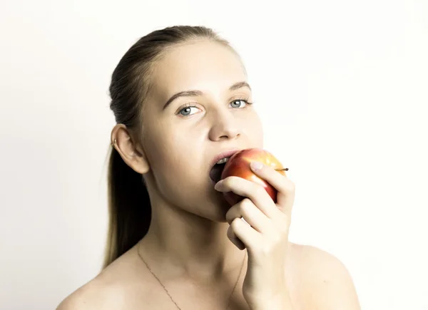 Hermosa mujer joven desnuda comiendo una manzana. comida saludable - concepto de dientes fuertes — Foto de Stock