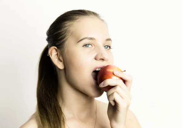 Piękne nagie młoda kobieta jedzenie jabłka. Zdrowa żywność - koncepcja silne zęby — Zdjęcie stockowe