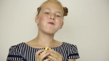 güzel genç kız bir elma yemek çizgili bir elbise giymiş. sağlıklı gıda - güçlü diş kavramı