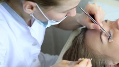 Güzel genç kadın ile kirpik uzatma. Kadın gözü ile uzun kirpiklerini. Şevval Özçelik Güzellik kirpik uzatma genç kadın Güzellik Salonu