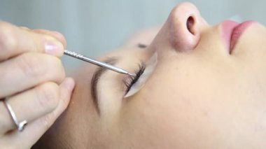 Güzel genç kadın ile kirpik uzatma. Kadın gözü ile uzun kirpiklerini. Şevval Özçelik Güzellik kirpik uzatma genç kadın Güzellik Salonu