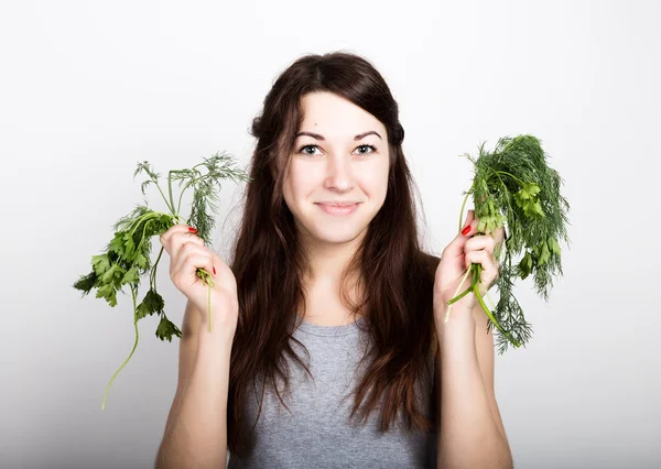 美しい若い女性が、野菜を食べること。選択、パセリやディル。健康食品 - 強力な歯のコンセプト — ストック写真