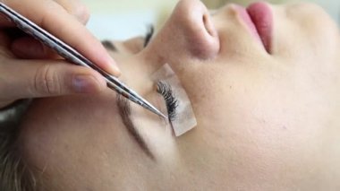 Güzel genç kadın ile kirpik uzatma. Kadın gözü ile uzun kirpiklerini. Şevval Özçelik Güzellik kirpik uzatma genç kadın Güzellik Salonu