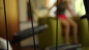 Hangi birisi çalışıyor, aşağı yukarı eşit ağırlıklı hareketli yükler güç simülatörü parçası. bir arka plan üzerinde kız spor için giriyor