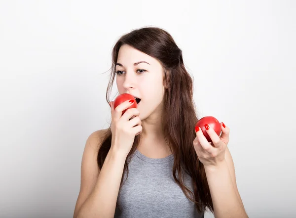 Hermosa mujer joven comiendo verduras. sosteniendo tomates. comida saludable - concepto de dientes fuertes — Foto de Stock