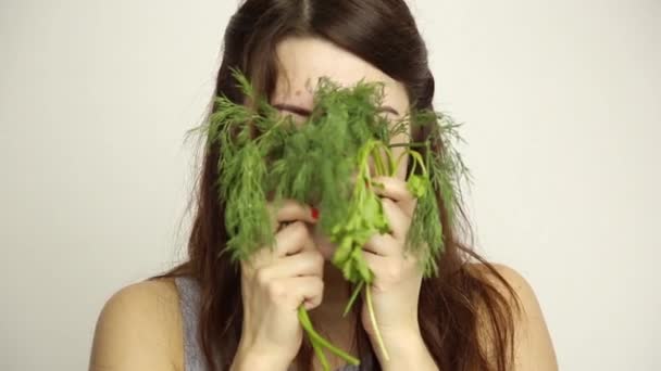 Красивая молодая женщина ест овощи. Укроп и петрушку. здоровое питание - концепция здорового тела — стоковое видео