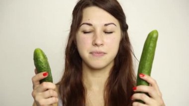 bir sebze yemek güzel ve genç birbayan. seçimi, küçük ya da büyük salatalık. sağlıklı gıda - güçlü diş kavramı