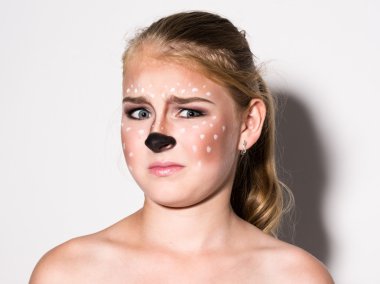 Güzel kız komik makyajlı farklı duygular ifade eder. Güzel güzel kızın komik resim