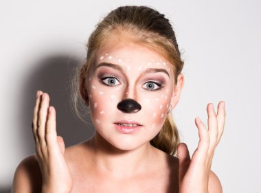 Güzel kız komik makyajlı farklı duygular ifade eder. Güzel güzel kızın komik resim