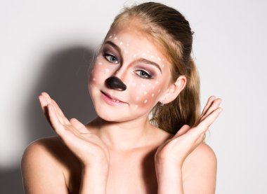 Güzel kız komik makyajlı farklı duygular ifade eder. Güzel güzel kızın komik resim