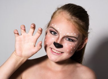 Güzel kız komik makyajlı farklı duygular ifade eder. Güzel güzel kızın komik resim