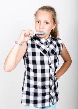 Tatlı candys güzel genç kızla mutlu portre. renkli lolipop tutan bir ekose gömlek giymiş genç ve güzel kız