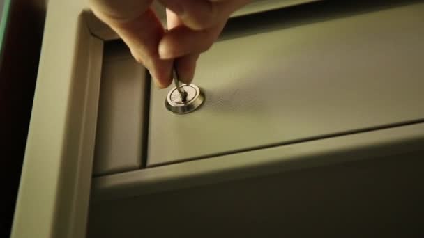 La llave desbloqueó un pestillo de seguridad y abrió la caja de seguridad de la puerta. hombre pliega documentos y PC tableta — Vídeo de stock