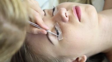 Güzel genç kadın ile kirpik uzatma. Kadın gözü ile uzun kirpiklerini. Şevval Özçelik Güzellik kirpik uzatma genç kadın Güzellik Salonu