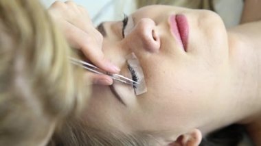 Güzel genç kadın ile kirpik uzatma. Kadın gözü ile uzun kirpiklerini. Şevval Özçelik Güzellik kirpik uzatma genç kadın Güzellik Salonu