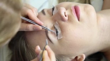 Güzel genç kadın ile kirpik uzatma. Kadın gözü ile uzun kirpiklerini. Şevval Özçelik Güzellik kirpik uzatma genç kadın Güzellik Salonu