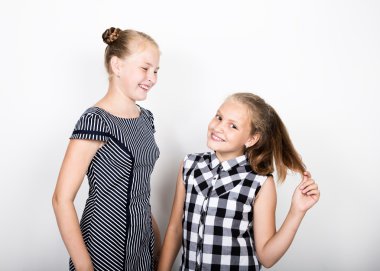 İki sevimli küçük kız ifade farklı duygular. Komik çocuklar. En yakın arkadaşlarım şımartmak için ve poz