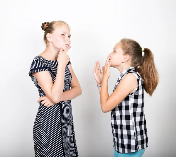 Zwei süße kleine Freundin, die unterschiedliche Emotionen ausdrücken. Lustige Kinder. beste Freunde verwöhnen und posieren — Stockfoto