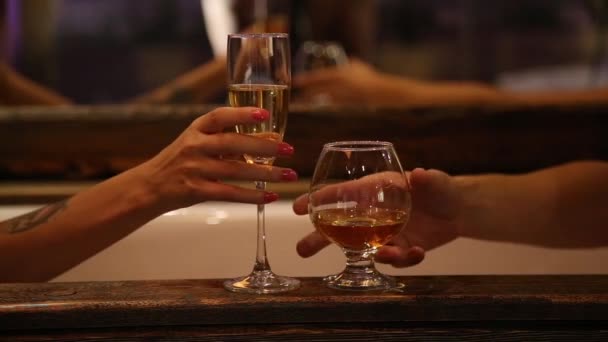 Jovem casal bebendo champanhe espumante e conhaque no banheiro velho de perto — Vídeo de Stock