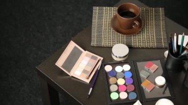 Bir iş için hazırlanan makyaj için aksesuarlar