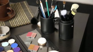 Bir iş için hazırlanan makyaj için aksesuarlar