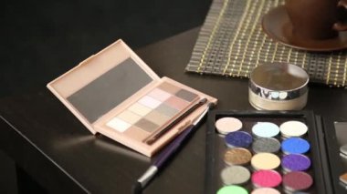 Bir iş için hazırlanan makyaj için aksesuarlar