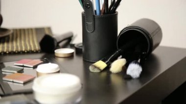 Bir iş için hazırlanan makyaj için aksesuarlar