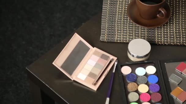 Accessoires voor make-up voorbereid op een werk — Stockvideo