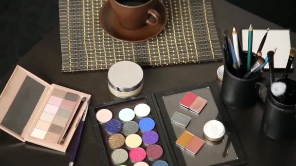 Doplňky pro make-up, připravené pro práci — Stock video