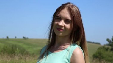 güzel kadın güçlü rüzgarda gülüyor