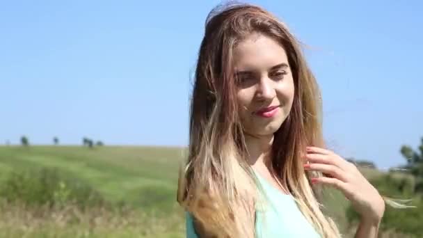 Güzel kadın güçlü rüzgarda gülüyor — Stok video