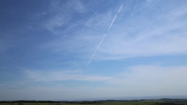 Vliegende wolken op een hemel en witte lijn vanuit een vliegtuig — Stockvideo