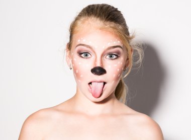 Güzel kız komik makyajlı farklı duygular ifade eder. Güzel güzel kızın komik resim