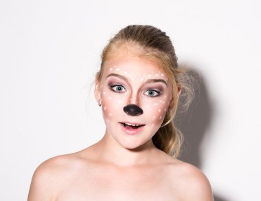 Güzel kız komik makyajlı farklı duygular ifade eder. Güzel güzel kızın komik resim