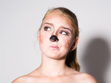 Güzel kız komik makyajlı farklı duygular ifade eder. Güzel güzel kızın komik resim