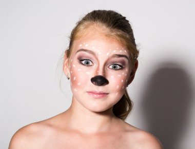 Güzel kız komik makyajlı farklı duygular ifade eder. Güzel güzel kızın komik resim