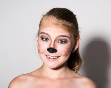 Güzel kız komik makyajlı farklı duygular ifade eder. Güzel güzel kızın komik resim