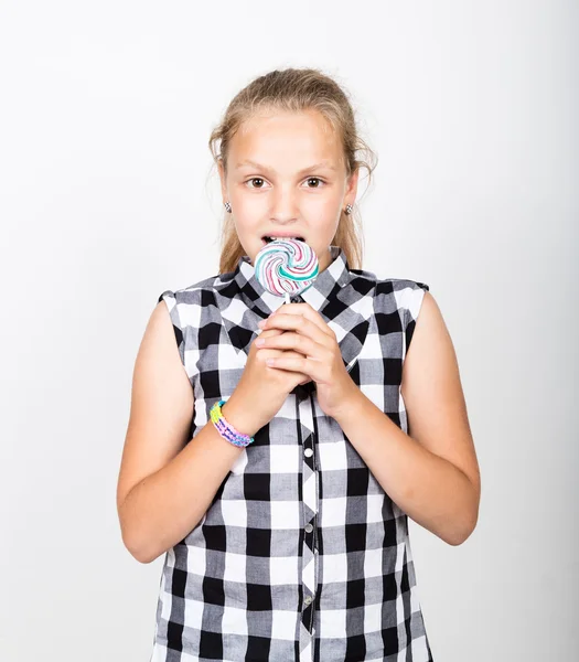 Porträtt av glad vacker ung flicka slickar söta godis och uttrycka olika känslor. söt tonåring tjej med stor cirkel lollipop — Stockfoto