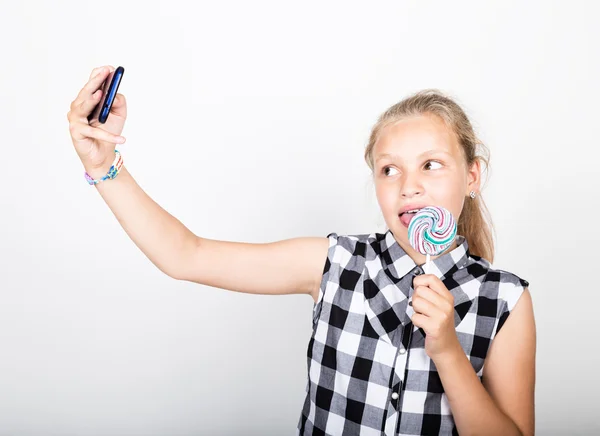 Porträt der glücklichen schönen jungen Mädchen macht salfie, drückt andere Emotionen. hübsche Teenager-Mädchen mit großen Kreis Lutscher. — Stockfoto