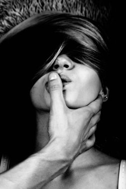 Genç ve güzel kadın ile erkek, parmağını ağzına zevk