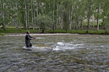 Dağ nehir olta balık. Balıkçı balıkçılık dağlarda. Alabalık balıkçılık.