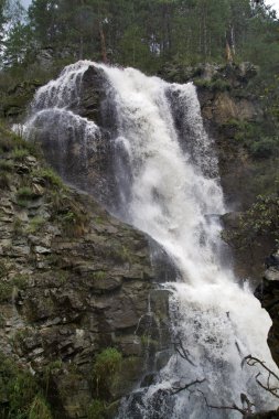 bir dağ nehir üzerinde güzel şelale