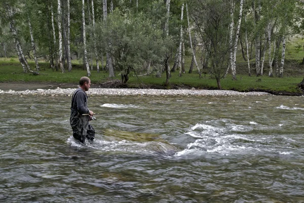 Dağ nehir olta balık. Balıkçı balıkçılık dağlarda. Alabalık balıkçılık.