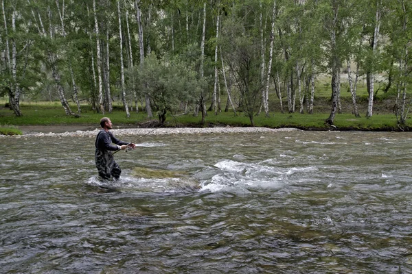 Pesca na cana de pesca do rio de montanha. Pescador a pescar nas montanhas. Pesca da truta . — Fotografia de Stock