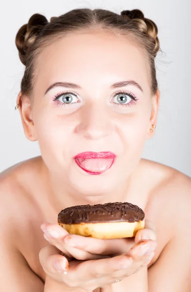 Młoda kobieta w jasny makijaż jedzenie smaczne pączek z lukrem. Zabawny, radosny kobieta z słodycze, deser. pojęcie diety. Fast-food. Dziewczyna, Lizanie palca — Zdjęcie stockowe