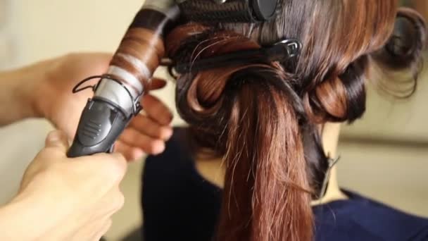 Tid i en skönhetssalong. Ung kvinna i en skönhetssalong, Frisör gör frisyr till vackra modell — Stockvideo