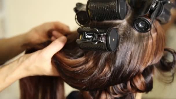 Tempo em um salão de beleza. Jovem mulher em um salão de beleza, cabeleireiro fazendo penteado para modelo bonito — Vídeo de Stock