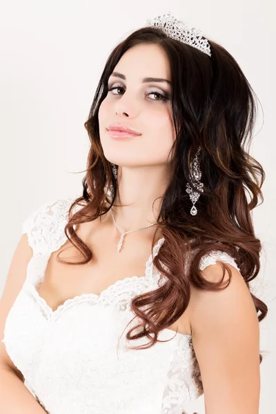 Close-up retrato de noiva bonita jovem em um vestido de noiva com uma maquiagem de casamento e penteado. menina segurando guarda-chuva branco — Fotografia de Stock